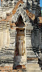 'A Buddha Statue at Wat Mahathat in Lopburi' by Asienreisender